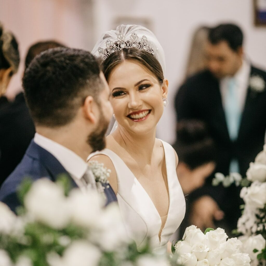 Noivos se olhando e sorrindo em frente ao altar